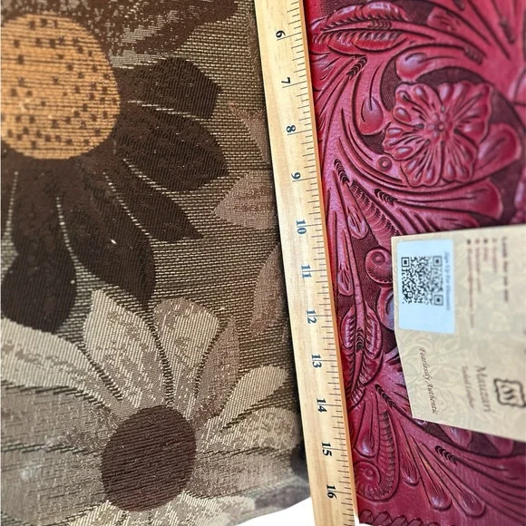 Elegant Red Hand Embossed Handbag Mauzari - Picture 5 of 10